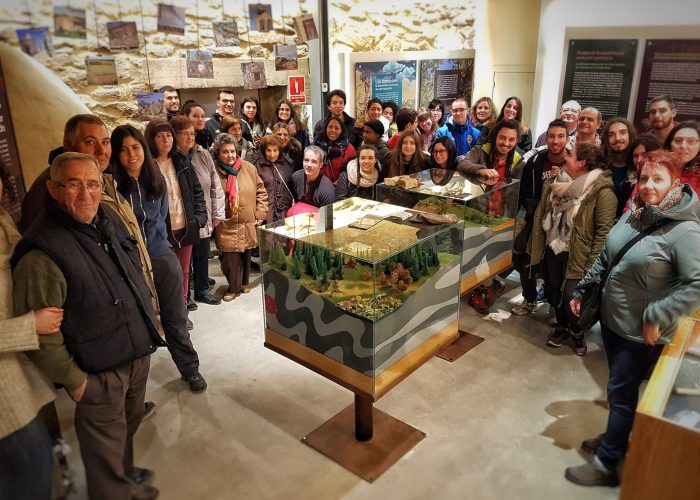 Jóvenes estudiantes y vecinos se reúnen en el Museo de la Falla de Juzbado (2018)