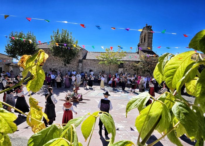 Vecinos de Juzbado celebran en la plaza de la iglesia sus fiestas mayores 2024