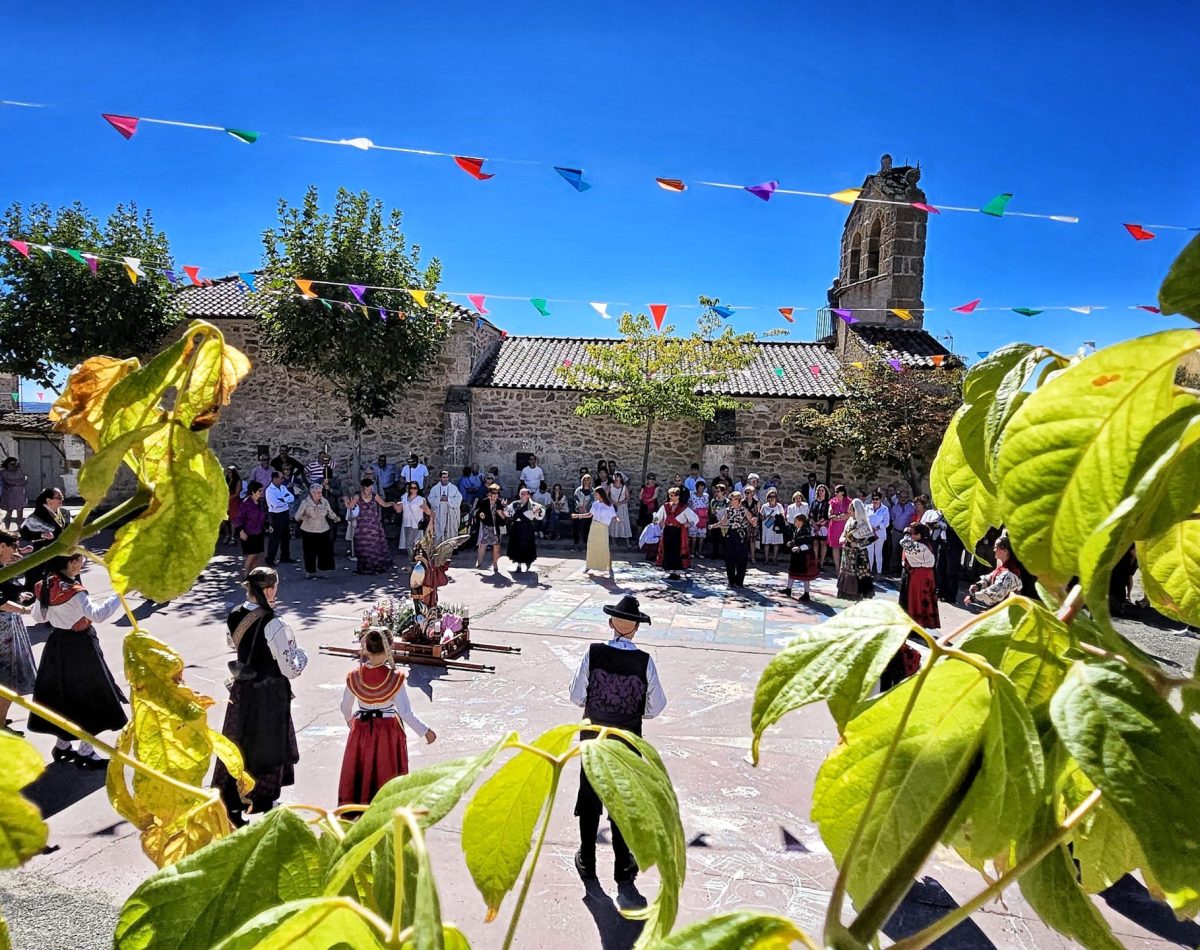 Vecinos de Juzbado celebran en la plaza de la iglesia sus fiestas mayores 2024